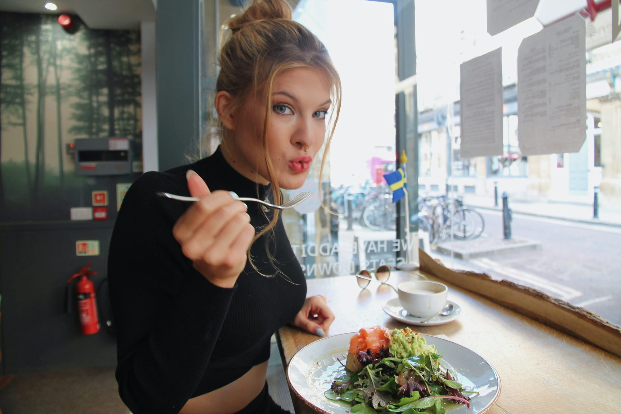 Woman having a healthy breakfast at a coffee shop